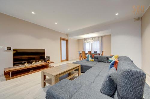 Posezení v ubytování Beautiful 3BR Maisonette with Rooftop Terrace by 360 Estates