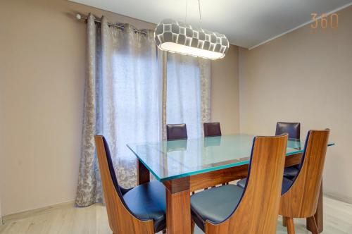 Fotografie z fotogalerie ubytování Beautiful 3BR Maisonette with Rooftop Terrace by 360 Estates v destinaci Talʼ Uai