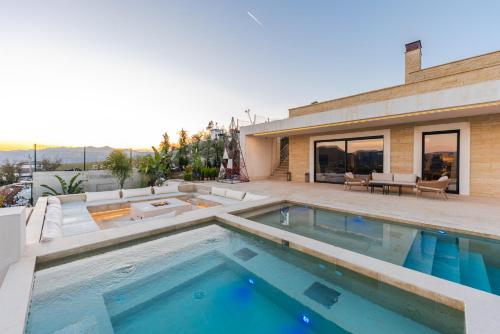 Jerina Mansionの敷地内または近くにあるプール