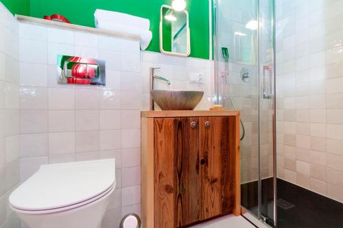 a bathroom with a toilet and a sink and a shower at SOBIESZEPTY Odetchnij ciszą in Gdańsk
