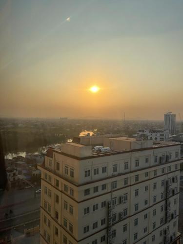 a view of the sunset from a building at LAD Apartment & Homestay Hải Phòng - Hoàng Huy Grand Tower in Hai Phong