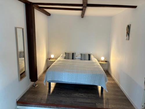 - une chambre avec un lit dans une chambre avec deux lampes dans l'établissement CHALET de la plage, à Porticcio