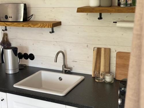 un bancone della cucina con lavandino in cucina di Großzügiges Tiny House a Sumte