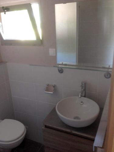 Photo de la galerie de l'établissement Holidayhomepoujol 4-5 persons, à Montfermier