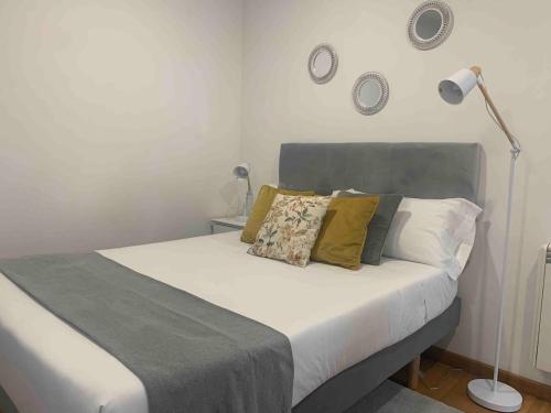 Giường trong phòng chung tại Bonito estudio en el centro de Vigo