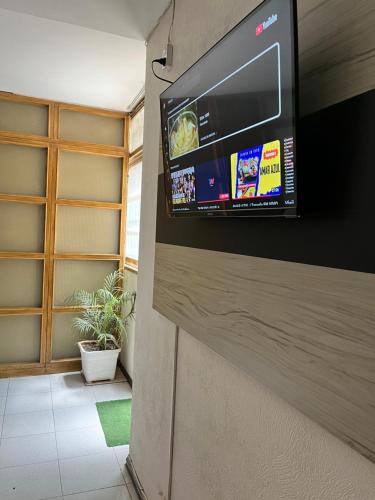 TV a/nebo společenská místnost v ubytování Departamento centrico con terraza Mendoza plaza Independencia