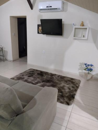 Televisyen dan/atau pusat hiburan di Casa estilo Loft com 70m2 próximo das praias