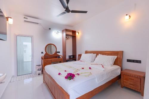 Postel nebo postele na pokoji v ubytování Rangali thoddoo Maldives