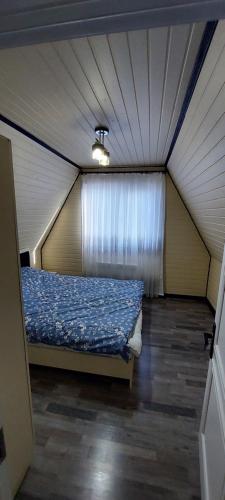 a small room with a bed in a tent at White A-frame in Çilǝgir