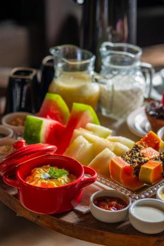 ein Tablett mit Obst auf dem Tisch in der Unterkunft Coração da Terra Praia do Rosa in Praia do Rosa