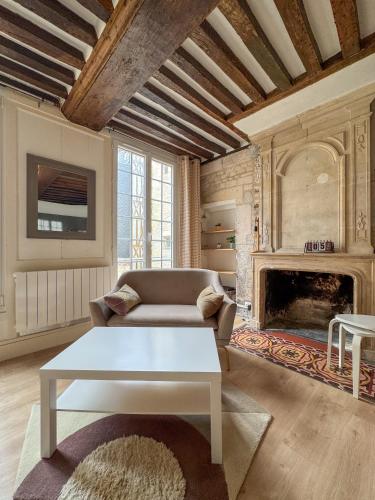 un salon avec un canapé et une table dans l'établissement Neptune, à Caen