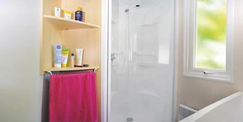 a bathroom with a shower and a pink towel at Camping 4 étoiles - Parc aquatique - eeia0i in Le Bois-Plage-en-Ré