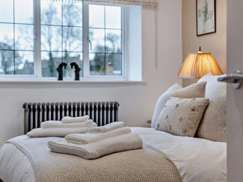 Katil atau katil-katil dalam bilik di 2 Bed in Snowshill 95825