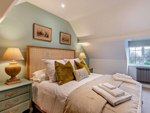 Katil atau katil-katil dalam bilik di 2 Bed in Snowshill 95825