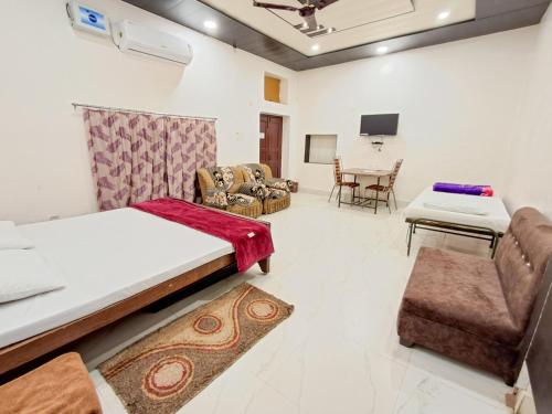 Postel nebo postele na pokoji v ubytování LD Guest House, Ayodhya