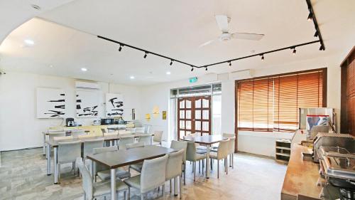 a dining room with tables and chairs and a ceiling at 綠島玉米-潛水住宿 Diveholix Homestay in Green Island