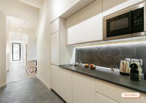 Arte Suites by Olala Homesにあるキッチンまたは簡易キッチン