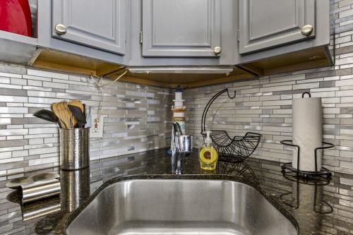 un bancone della cucina con lavandino in cucina di Hot tub Heated Pool Balcony Near Beach Balcony a Galveston