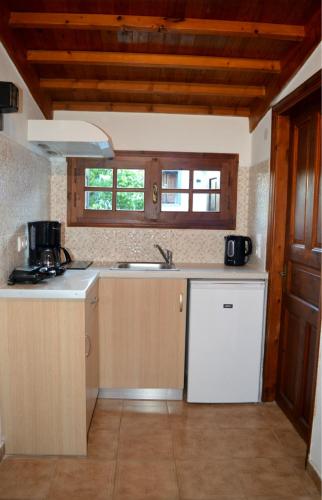 Kuchyň nebo kuchyňský kout v ubytování Vicky Studios and Apartments