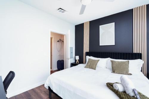 Un dormitorio con una cama blanca y una pared azul. en Cozy 1BR-w Parking & Pool, Near Rvrwlk & Conv Ctr, en San Antonio