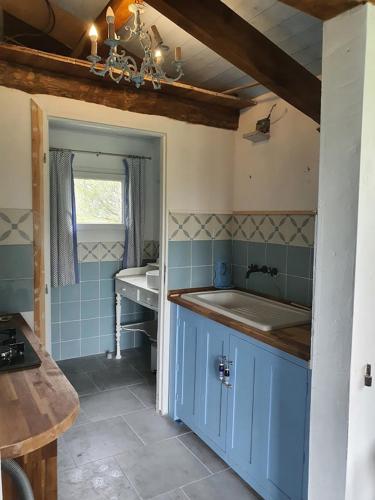 - une cuisine avec du carrelage bleu et un évier dans l'établissement Holidayhomepoujol 2 persons, à Montfermier