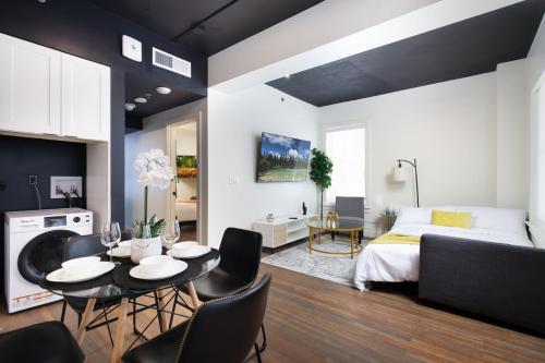 1 dormitorio y sala de estar con mesa de comedor. en Stylish 1BR On Rvrwalk Gym and Parking Near Conv Ctr, en San Antonio