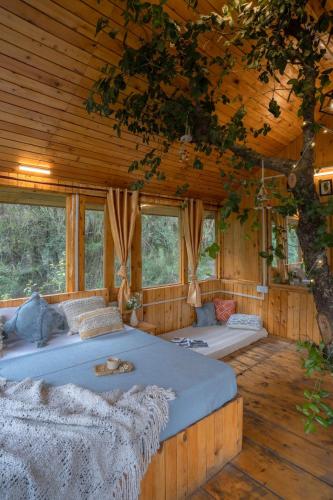 Postel nebo postele na pokoji v ubytování Magnificent Treehouse Valley View By Bastiat Stays