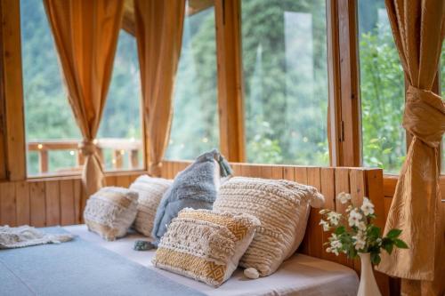Postel nebo postele na pokoji v ubytování Magnificent Treehouse Valley View By Bastiat Stays