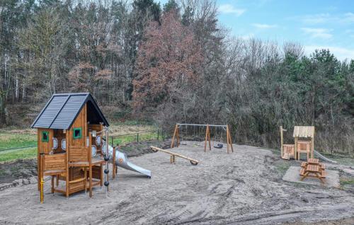 Herní místnost nebo prostor pro děti v ubytování Nice Home In Jesendorf With Sauna