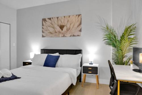 タルサにあるModish 1BR - BOK, Near Blue Dome, Pets Allowedのベッドとテーブルと机のある寝室
