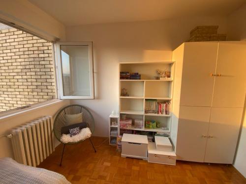 Η βιβλιοθήκη του διαμερίσματος