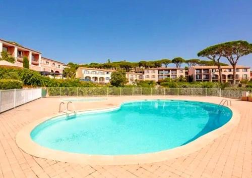 une grande piscine au milieu d'une cour en briques dans l'établissement 