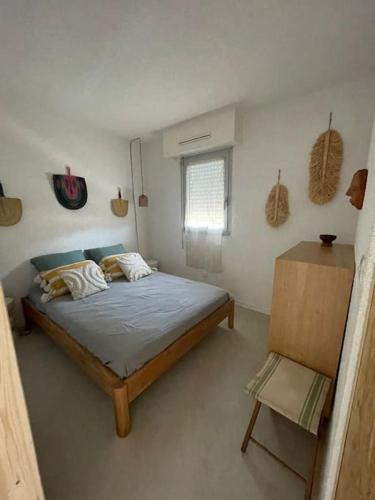 une chambre avec un grand lit dans une pièce dans l'établissement Au cœur de ste Max, la Terracota 4 pers avec parking, à Sainte-Maxime