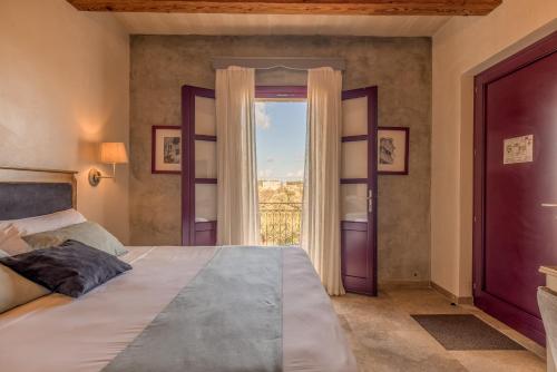 a bedroom with a large bed and a window at Mulberries in Żabbar