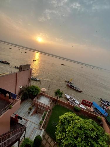 Una vista de un río con un barco en el agua. en Hotel Alka, en Varanasi