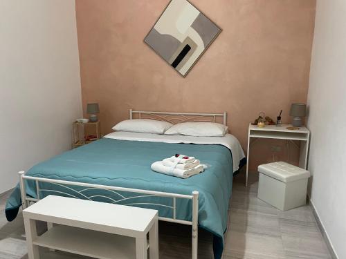 a small bedroom with a bed and a table at Casa Vacanza Rosati in Cerignola