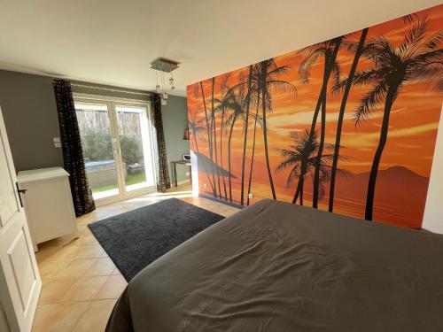 une chambre avec une fresque murale de palmiers sur le mur dans l'établissement Maison au calme avec piscine à débordement, à Rocbaron