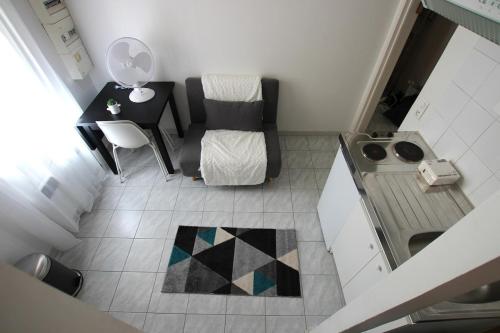 un petit salon avec un canapé et une table dans l'établissement Studio proche de la mer, à Nice