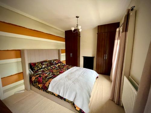 a bedroom with a large bed in a room at 2 bedroom Hidden Gem in Stamford with parking in Stamford