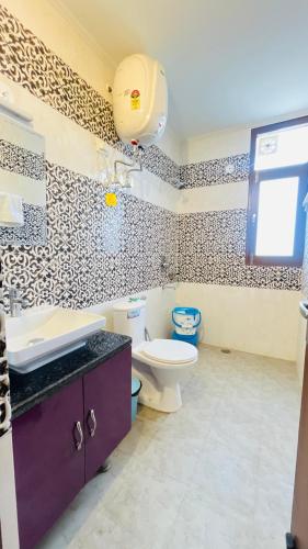マショブラにあるPerfecto Staysのトイレと洗面台付きのバスルーム