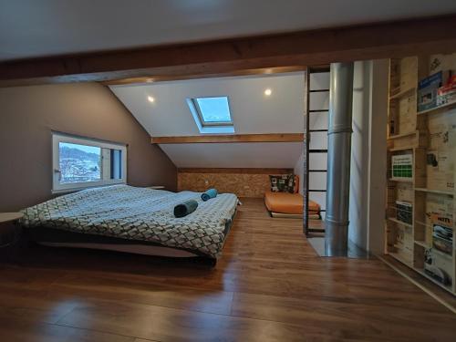 une chambre avec un lit dans une pièce dans l'établissement Chez Georgette***, à Gérardmer