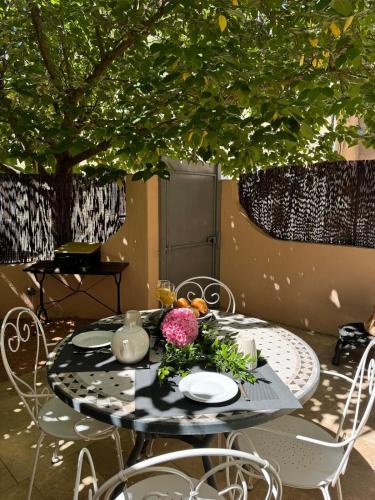 Maison Jasmin in the city center with parking space and terrace