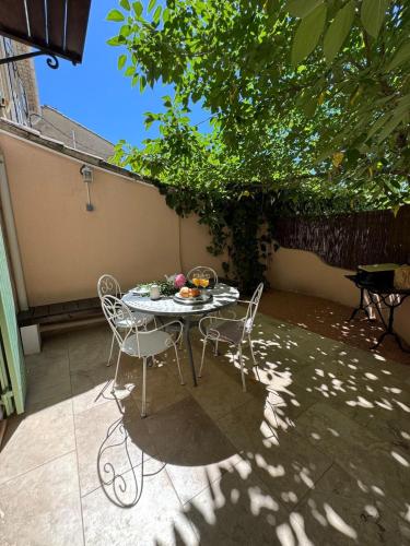 Balkón nebo terasa v ubytování Maison Jasmin in the city center with parking space and terrace