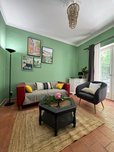 un salon avec un canapé et une table dans l'établissement Maison Jasmin in the city center with parking space and terrace, à LʼIsle-sur-la-Sorgue