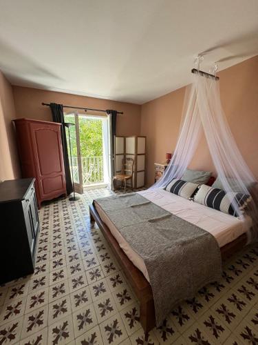 Postel nebo postele na pokoji v ubytování Maison Jasmin in the city center with parking space and terrace