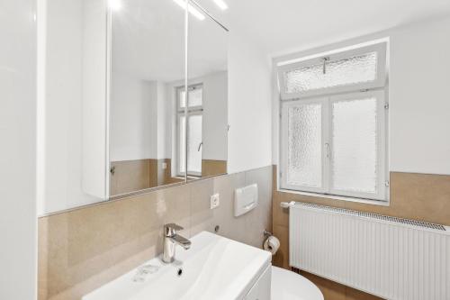 a bathroom with a sink and a mirror at Residenz im historischen Zentrum - Aalen Apartments & Suites in Aalen