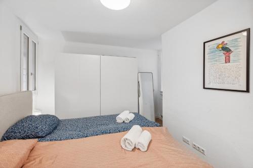 a bedroom with a bed with towels on it at Residenz im historischen Zentrum - Aalen Apartments & Suites in Aalen
