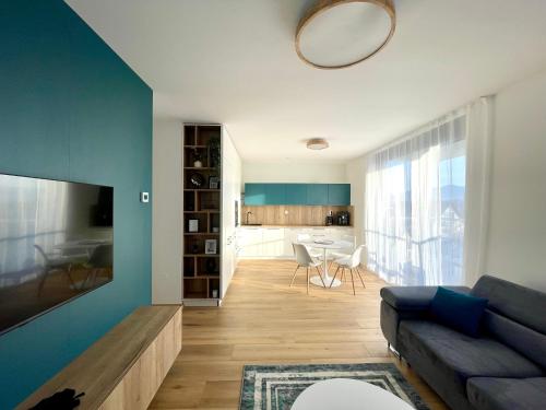 una sala de estar con un sofá y una mesa en Urban CARTA II apartment, en Liptovský Mikuláš