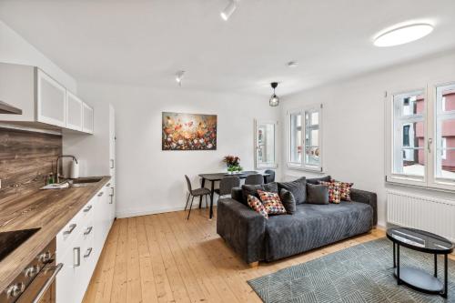 a living room with a couch and a table at Residenz im historischen Zentrum - Aalen Apartments & Suites in Aalen