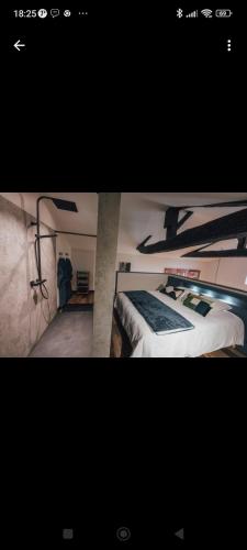 - deux photos d'une chambre avec un lit dans une pièce dans l'établissement Gîte Nuit Féline, à Cirière